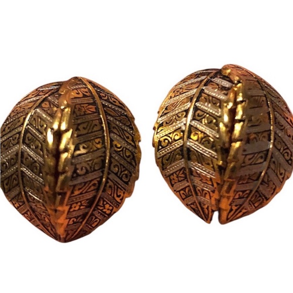 Vintage 1950s Spain Damascene Gold Leaf Clip-On Earrings 1” - Picture 2 of 5